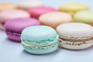 yığın renkli lezzetli macaroons, yakın çekim