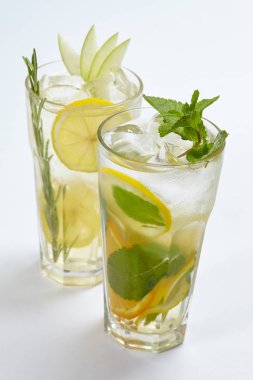 beyaz arka plan üzerinde izole gözlük taze yaz limonata, yakın çekim  