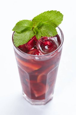 beyaz arka plan üzerinde izole cam taze yaz limonata, yakın çekim 