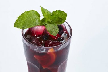 beyaz arka plan üzerinde izole cam taze yaz limonata, yakın çekim 