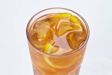 beyaz arka plan üzerinde izole cam taze yaz limonata, yakın çekim 