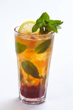 beyaz arka plan üzerinde izole cam taze yaz limonata, yakın çekim 