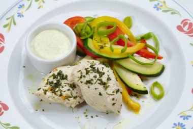 Beyaz tabakta Sebzeli tavuk yakın çekim 