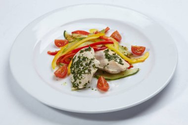 Beyaz tabakta Sebzeli tavuk yakın çekim 