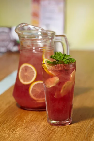 Limonade Fraîche Été Verre Cruche Sur Table Bois — Photo