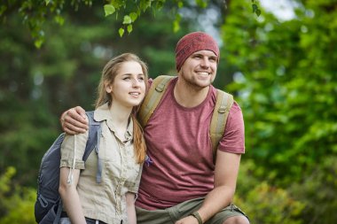 ormanda yürüyüş güneşli gün iki gezginler 