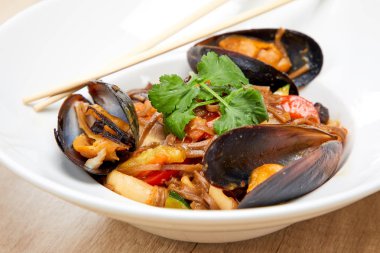 Beyaz plaka üzerinde karabuğday erişte ile midye, yakın çekim 