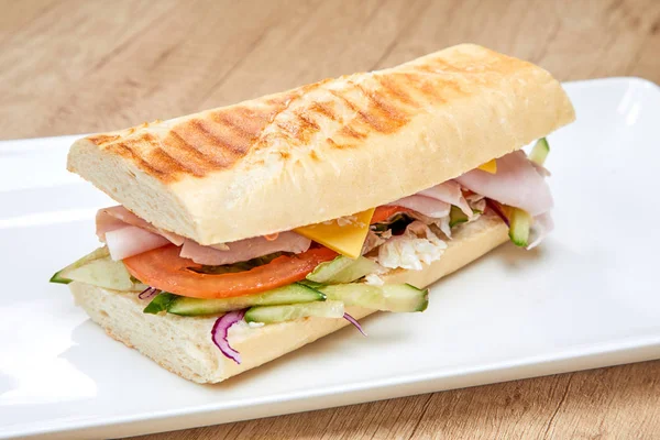 Sandwich Mit Schinken Und Gemüse Auf Weißem Teller Nahaufnahme — Stockfoto