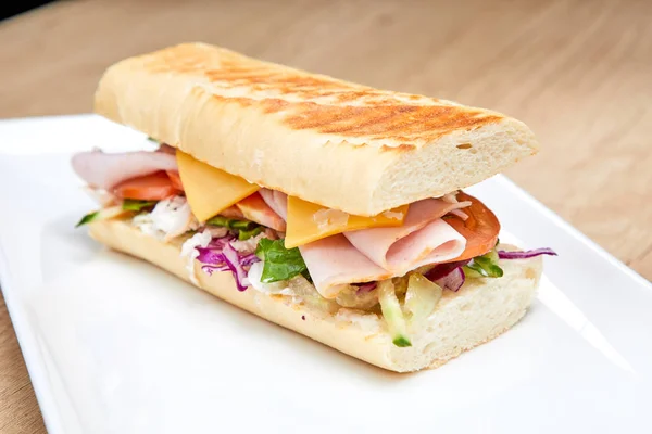 Sandwich Mit Schinken Und Gemüse Auf Weißem Teller Nahaufnahme — Stockfoto
