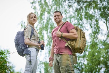 ormanda yürüyüş güneşli gün kamera ile iki gezginler 