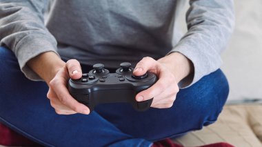 oyun çubuğu denetleyicileri süre iskambil video spor evde tutan adam