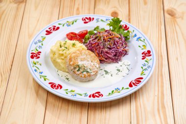 beyaz plaka üzerinde patates püresi ve salata ile pirlet, yakın çekim 