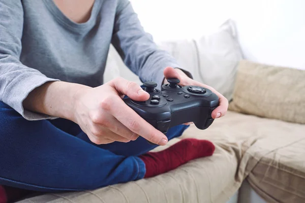 Hombre Sosteniendo Controladores Joystick Mientras Juega Videojuegos Casa — Foto de Stock