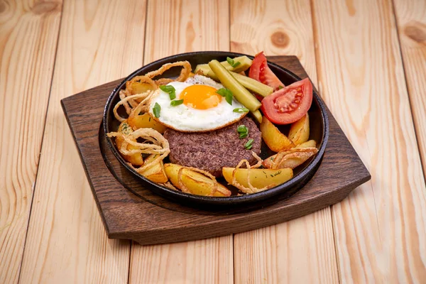 Rinderschnitzel Mit Gebackenen Kartoffeln Und Gemüse Auf Holztischhintergrund — Stockfoto