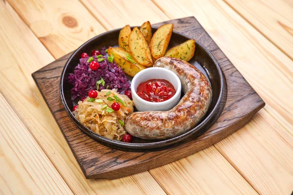 Wurst Mit Bratkartoffeln Und Salat Auf Holztischhintergrund — Stockfoto