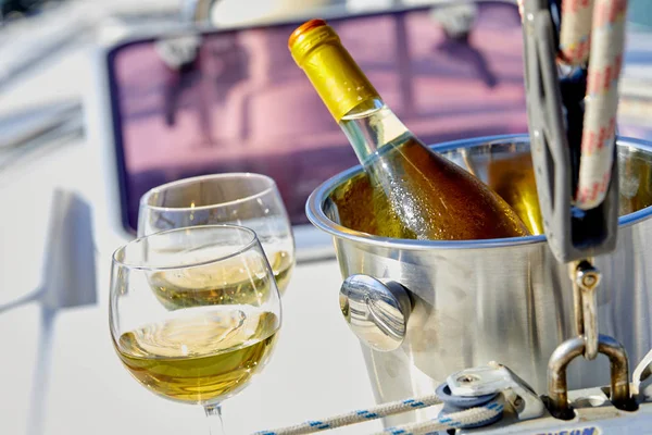 Paar Weingläser Und Eimer Mit Weißweinflasche Auf Jacht — Stockfoto