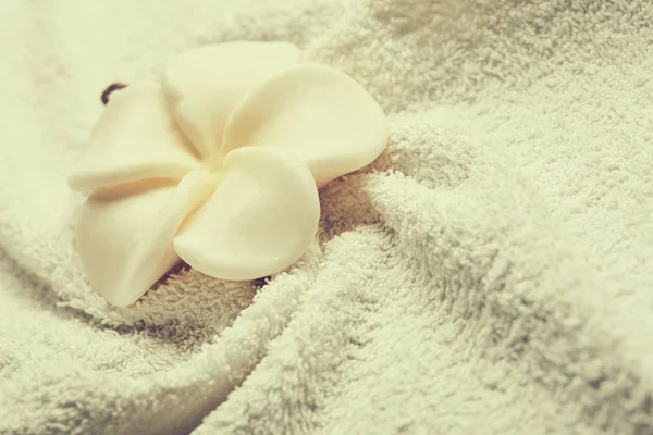 Мыльный Цветок Белом Чистом Полотенце Спа Концепция — стоковое фото