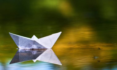 beyaz kağıt tekne su, yakın çekim