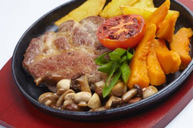 etli patates ve sebzeler tavada, yakın çekim 