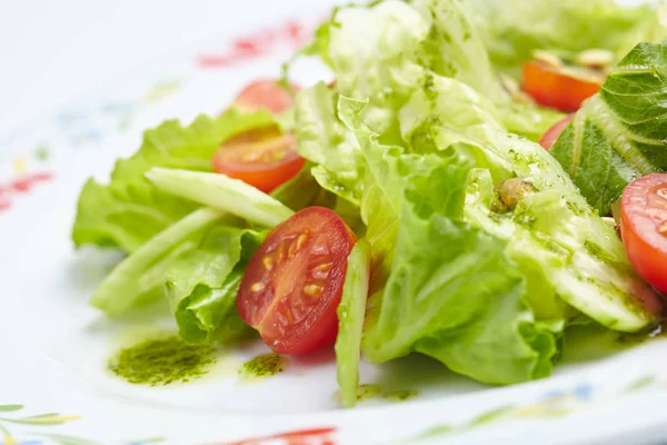 Ensalada Fresca Plato Blanco Primer Plano — Foto de Stock