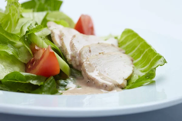 Sallad Med Kött Vit Platta Närbild — Stockfoto