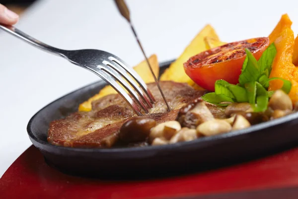 Viande Avec Pommes Terre Légumes Dans Une Casserole Gros Plan — Photo