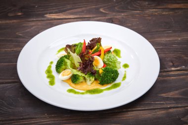 Beyaz tabakta sebze salatası yakın çekim 