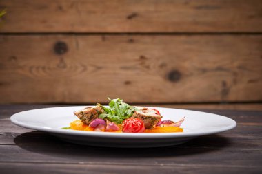 doldurulmuş tavuk fileto beyaz tabakta yakın çekim 