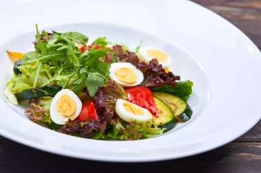 beyaz tabakta yumurta ve sebze ile sebze salatası, yakın çekim 