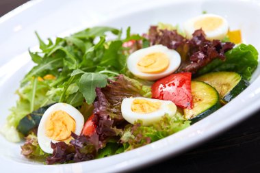 beyaz tabakta yumurta ve sebze ile sebze salatası, yakın çekim 