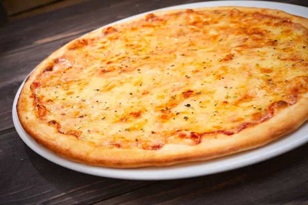 Hete Pizza Witte Plaat Close — Stockfoto