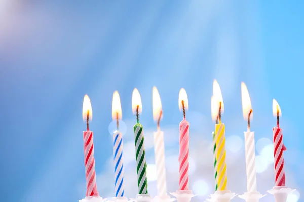 Kleurrijke Birthday Kaarsen Blauwe Achtergrond — Stockfoto