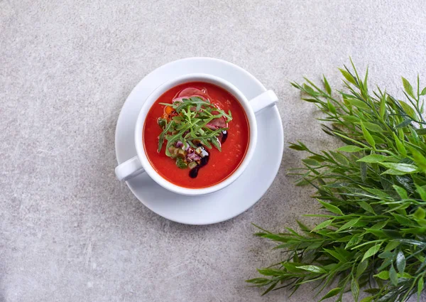 Sopa Crema Tomate Con Hierbas Tazón Blanco Primer Plano —  Fotos de Stock