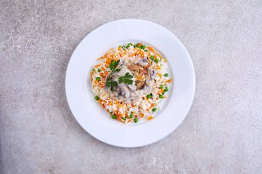 pirinç sebze ve köfte beyaz tabakta yakın çekim 