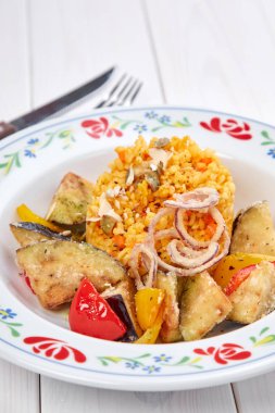 arpa kavrulmuş sebze beyaz tabakta ile yakın çekim 