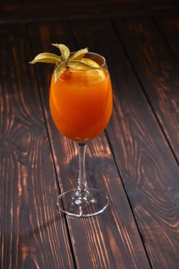 ahşap arka plan üzerinde cam meyve ile mocktail