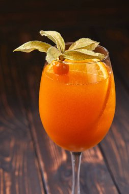 ahşap arka plan üzerinde cam meyve ile mocktail