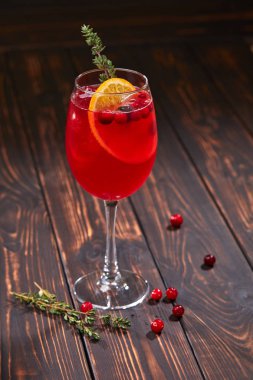 ahşap arka plan üzerinde cam meyve ile mocktail