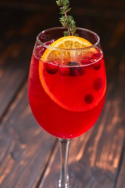 ahşap arka plan üzerinde cam meyve ile mocktail