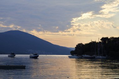 gün batımında denizde yüzen yat inanılmaz görünümü, Karadağ 