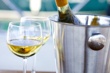 Beyaz şarap ve kova şişe yat ile çift kadehlerin