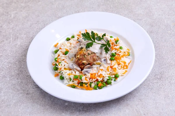 Arroz Con Verduras Albóndigas Plato Blanco Primer Plano — Foto de Stock