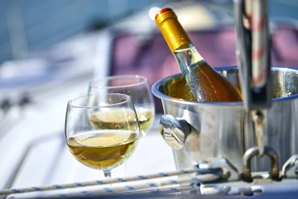 Paar Weingläser Mit Weißwein Und Eimer Mit Flasche Auf Jacht — Stockfoto