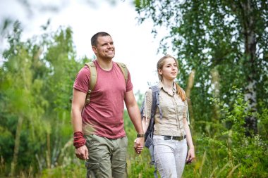 ormanda yürüyüş güneşli gün iki gezginler 