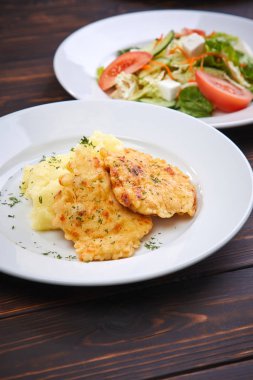 beyaz tabaklarda patates püresi ile kızarmış tavuk göğsü, yakın çekim 