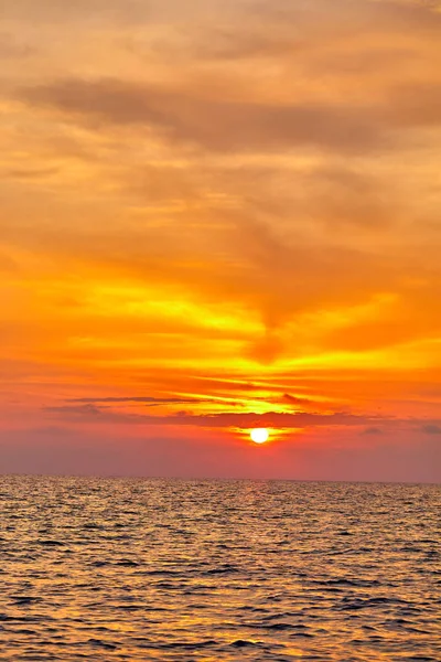 Картинка Красивого Неба Над Морем Оранжевом Закате — стоковое фото