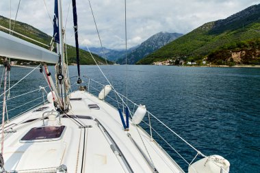 güneşli bir günde denizde yüzen lüks yat