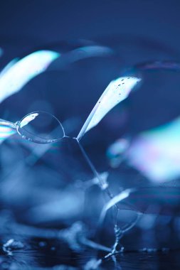 Soyut su kabarcıkları mavi zemin üzerine 