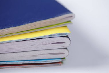 Renkli defter üzerinde tablo, yığını yakın çekim 