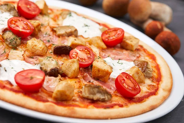Italienische Pizza Auf Weißem Teller Nahaufnahme — Stockfoto